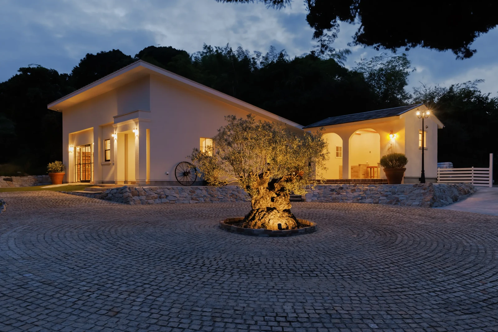 夕暮れのvilla oliveの外観