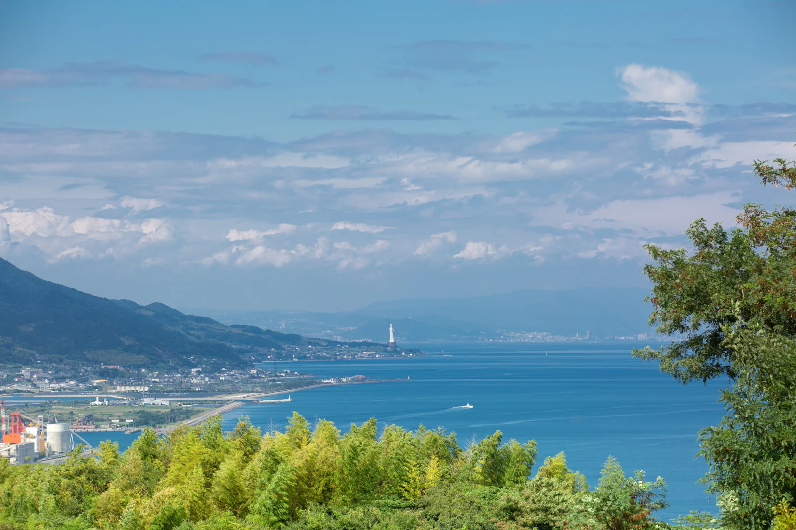 villa sedonaから望む淡路島の海岸線